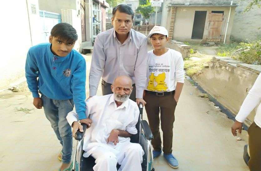 differently able people vote in loksabha election 2019 सारथी की मदद से बढ़ाएंगे दिव्यांगों का मतदान