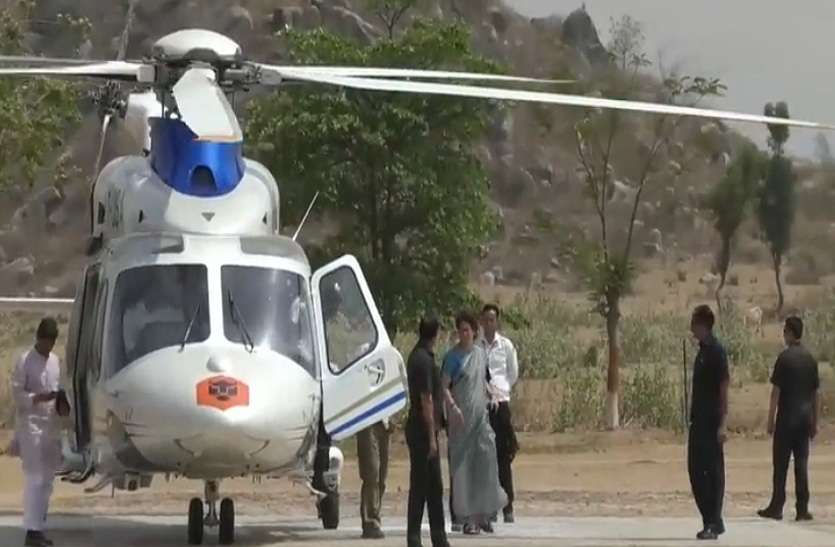 priyanka gandhi helicopter land for road show in mahoba यूपी के इस जिले में उतरा प्रियंका गांधी का उड़न खटोला, रोड शो के दौरान कई स्थानों पर की गई पुष्प वर्षा