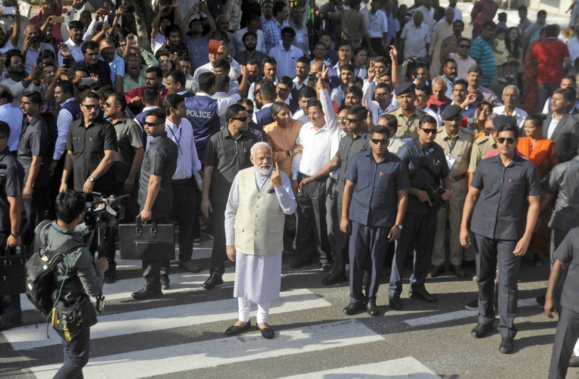 प्रधानमंत्री मोदी ने अहमदाबाद में वोट डाला