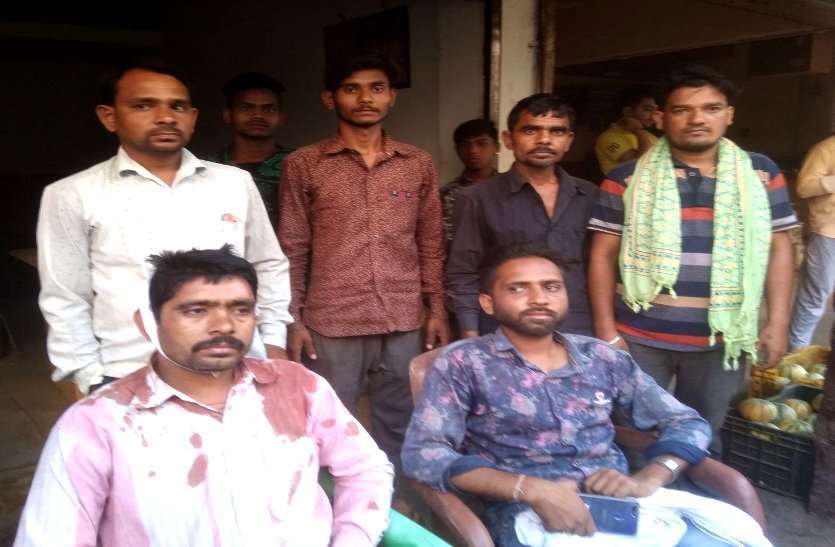 farmer hit by agent भिलाई फल मंडी में तीन किसानों को बेदम पीटा, धमधा के किसान नेता पहुंचे थाने, कृषि मंत्री से की गई शिकायत
