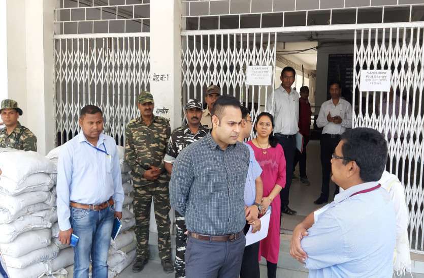 Officer in strong room स्ट्रांग रूम में कैद हुई लोकसभा प्रत्याशियों की किस्मत, सुरक्षा ऐसी कि परिंदा भी नहीं मार सकता पर, 23 को खुलेगा ताला