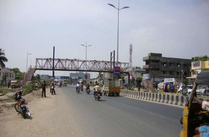 Foot overbridge but downstream traffic फुट ओवरब्रिज है लेकिन नीचे से करते आवागमन