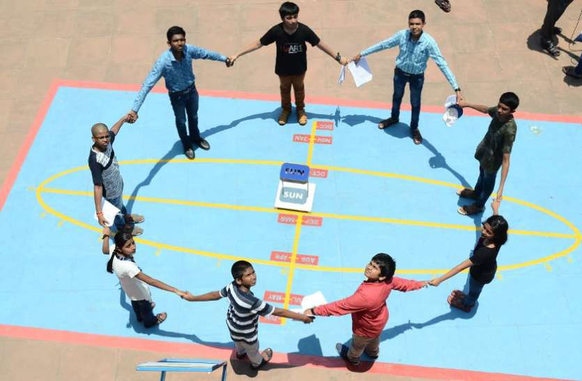 Students are surprised to see the disappearing disappearances गायब होती परछाईं देख विद्यार्थियों ने जताया आश्चर्य