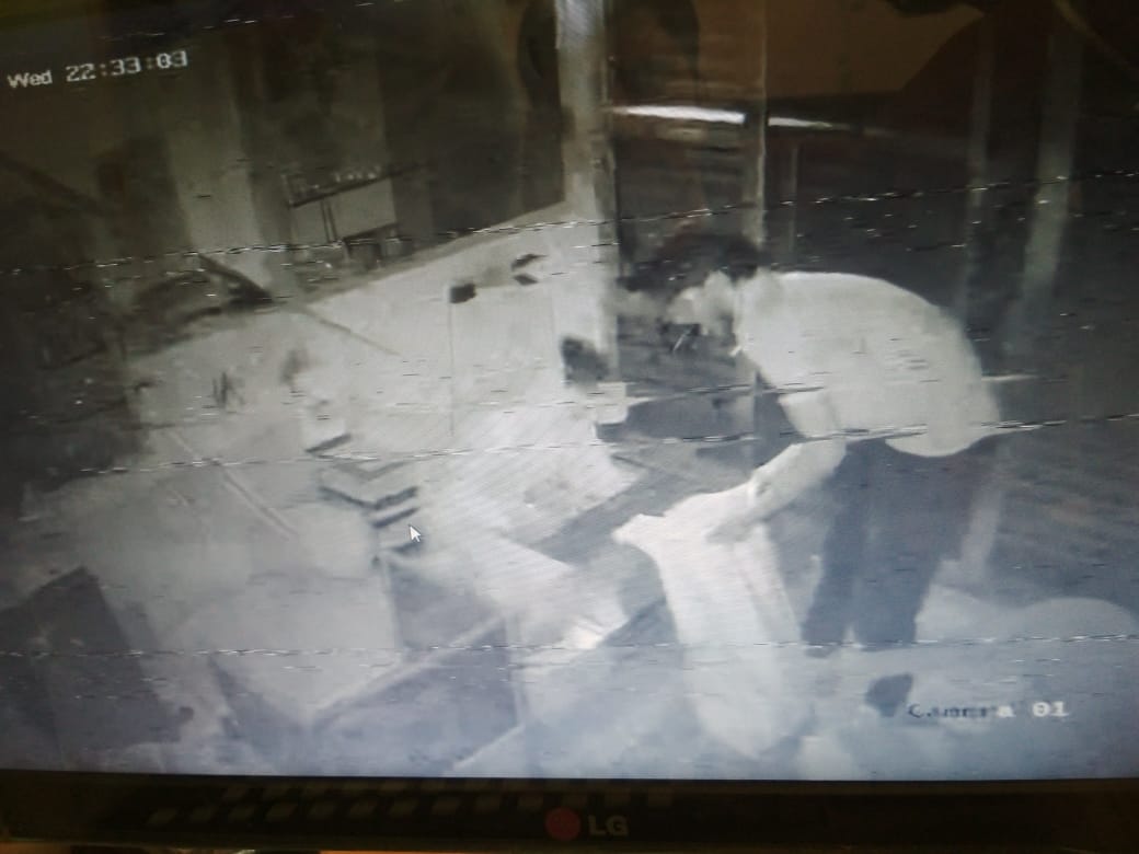 theft in shop दुकान का ताला तोड़ लाखों के जेवरात चुराए