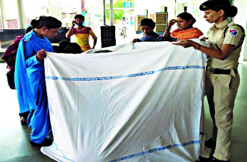patrika Video: स्टेशन में प्रसव पीड़ा से तड़प रही थी महिला, पुलिस और रेलवे कर्मियों ने बनाया कपड़े का घेरा, फिर प्लेटफार्म में गूंजी किलकारियां