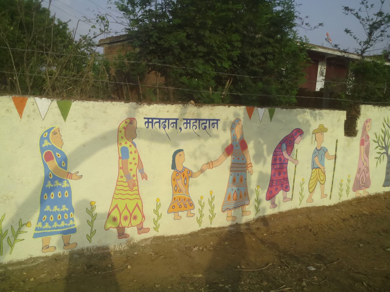 Administration officers trying to get awareness from old paintings पुरानी चित्रकारी से जागरूकता लाने का प्रयास कर रहे प्रशासन के अधिकारी