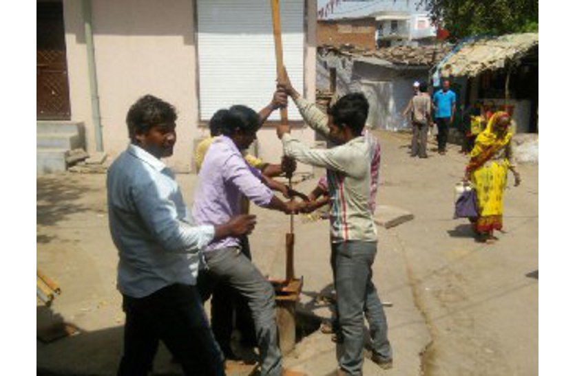 patrika news जिले में कहीं पचास मीटर तो कहीं ७० मीटर खिसका भू-जल स्तर