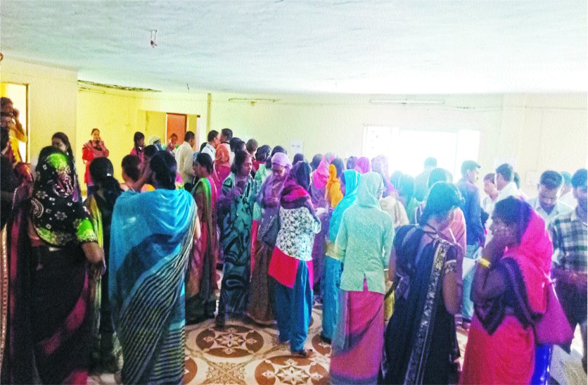 patrika ऐसी कैसी व्यवस्था... बीएलओ और कर्मचारियों को खड़े होकर लेना पड़ा प्रशिक्षण