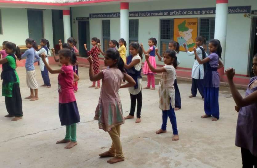 Performing Belt Examination at Girl's Hostel, Uchehera and Rajaula आत्मरक्षा के गुर सीख कर दिखाया दम