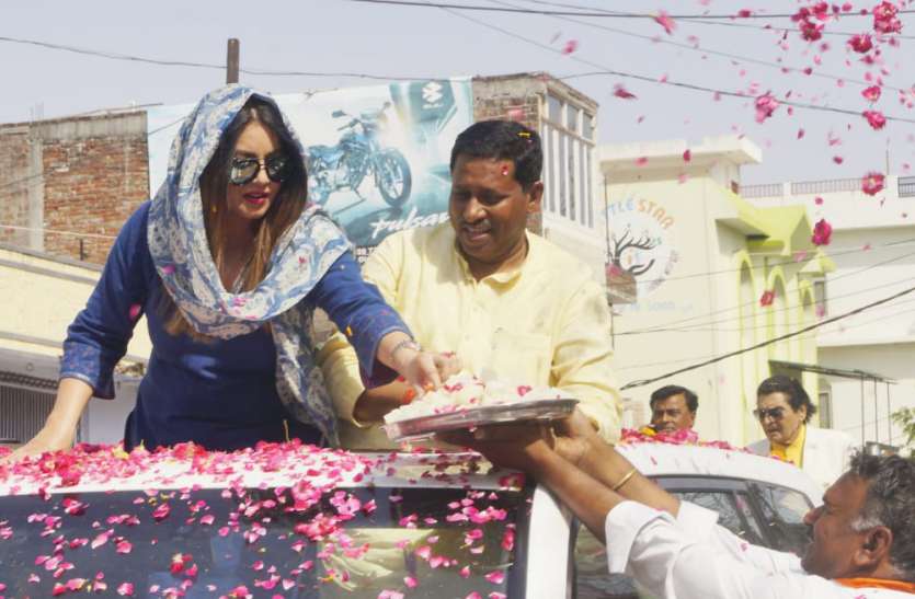 Etawah news सपा के गढ़ में महिमा चौधरी ने मांगे इस उम्मीदवार के लिए वोट, दिया बहुत बड़ा बयान