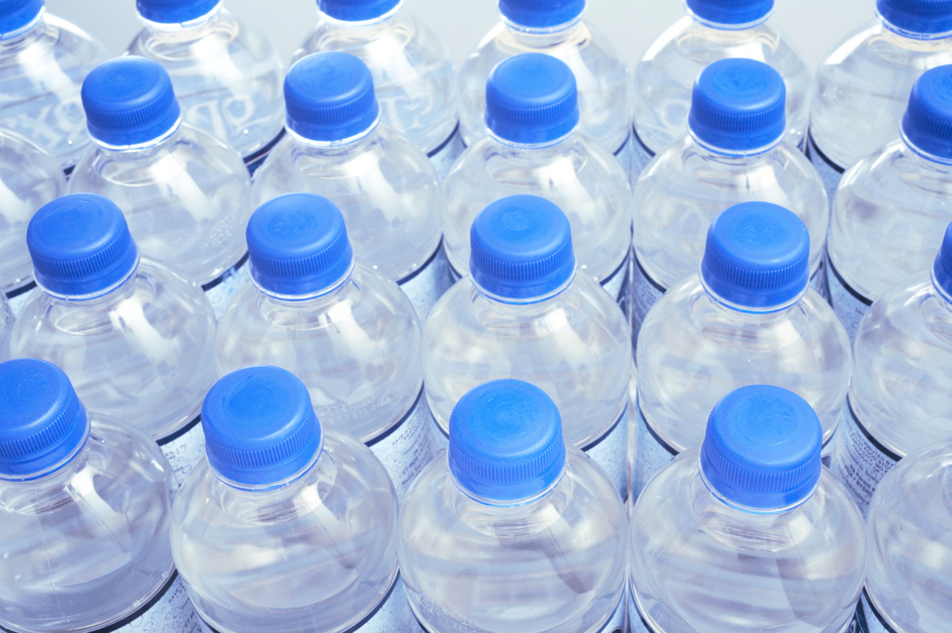 Форум воды много. Красивые пластиковые бутылки. Бутылка для воды. Бутылки для питьевой воды пластиковые. Пластик бутыл вода.
