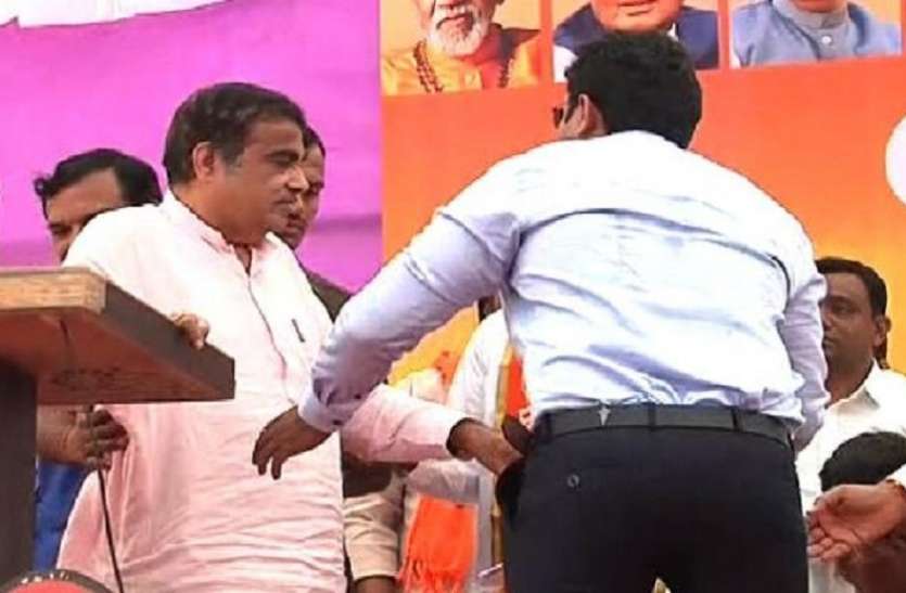 Nitin Gadkari मंच पर भाषण देते वक्त बिगड़ी केंद्रीय मंत्री नितिन गडकरी की तबीयत, सुरक्षाकर्मियों ने संभाला