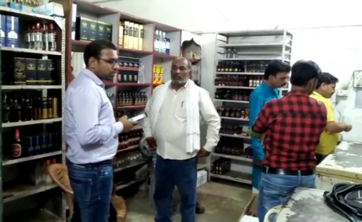 Seized illegal beer in bulk भारी मात्रा में अवैध बीयर जब्त