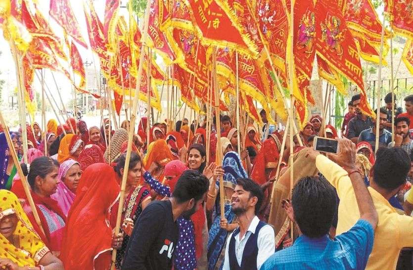 sikar शीतला माता को निशान अर्पित