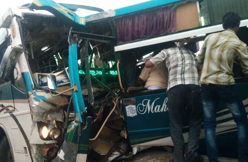 Three dead in encounter with two buses दो बसों की आमने सामने की भिडंत में तीन मरे