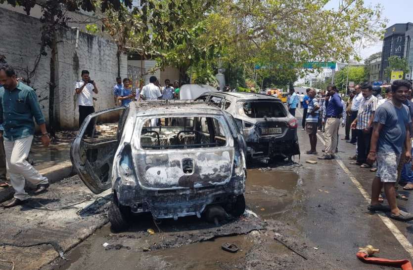 Two cars standing on the side of the smoke road, no casualties धू-धू कर जली सडक़ के किनारे खड़ी दो कार, कोई हताहत नहीं