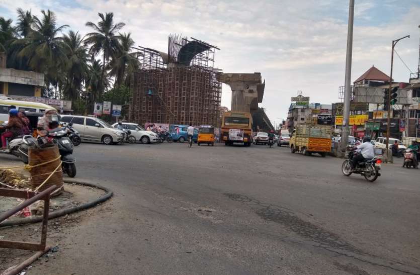 The reason for the traffic jam becoming a flyover फ्लाईओवर बन रहा यातायात जाम का कारण
