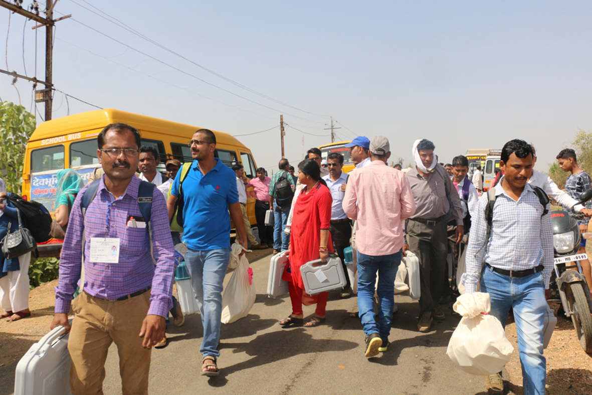 Party to take fair and bold voting निष्पक्ष व निर्भीक मतदान कराने दल रवाना