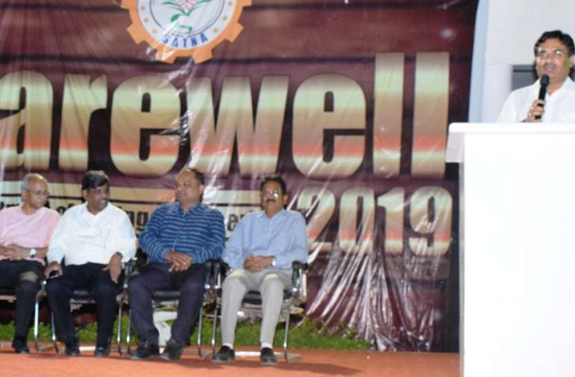 AKS Mining Engineering faculty gave the Fairway Party to Seniors जिंदगी टेप रिकार्डर नहीं, रेडियो की तरह है जो बजेगा वैसा ही सुनना पड़ेगा