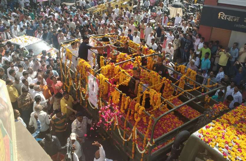 patrika शहीद को विदाई देने उमड़ा शहर, सैन्य साहस के नारों से गूंजा शहर