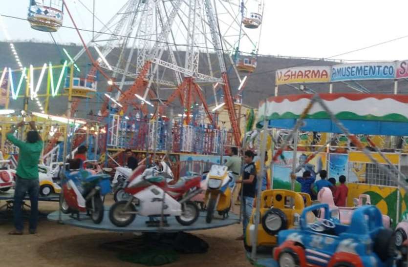 fair in mata kalehi campus in panna मां कलेही की पूजा-अर्चना से बैसाख मेला प्रारंभ, भक्तों ने निकाले जवारे