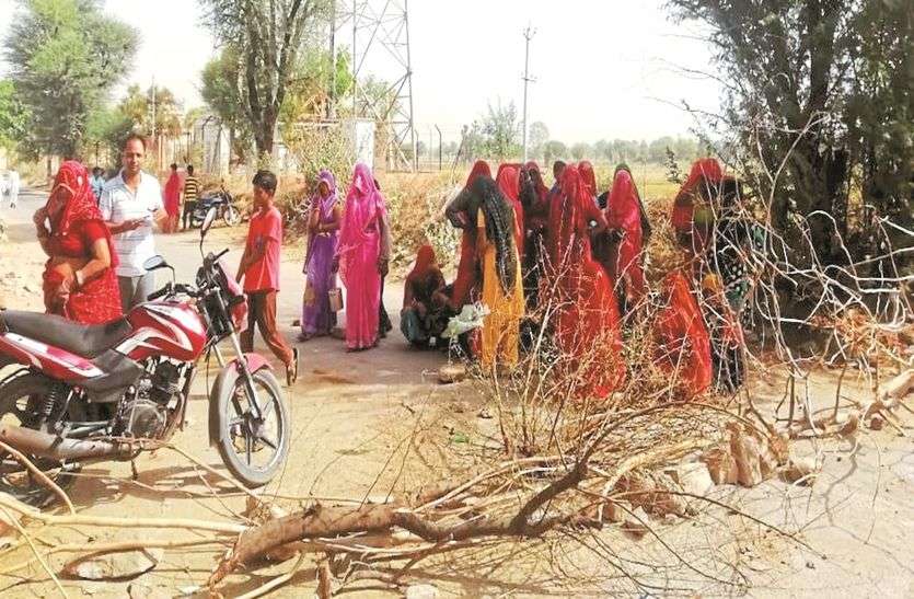 sikar सडक़ जाम किया तो चार घंटे में ही मिला ग्रामीणों को पानी