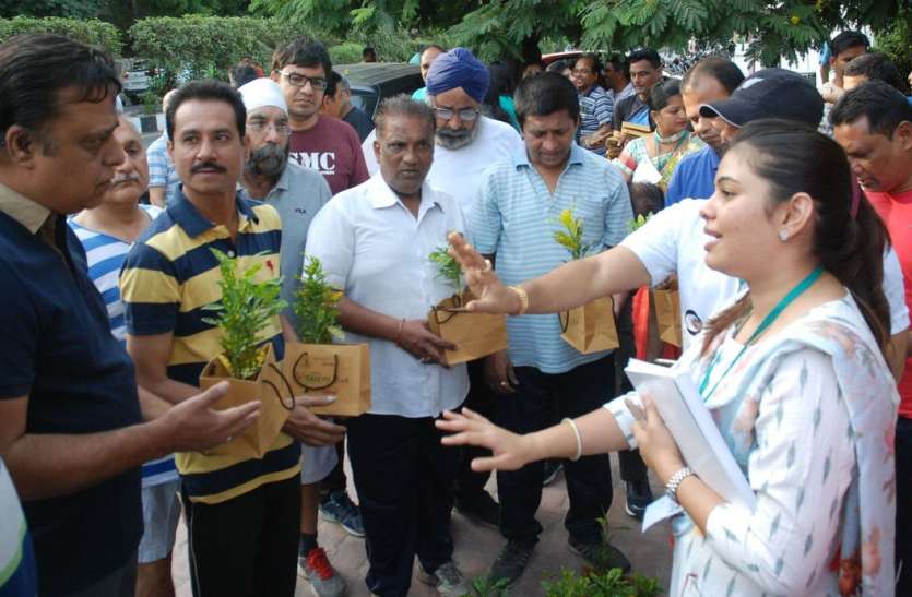 patrika गिव ग्रीन, लिव ग्रीन अभियान के तहत बांटे पौधे