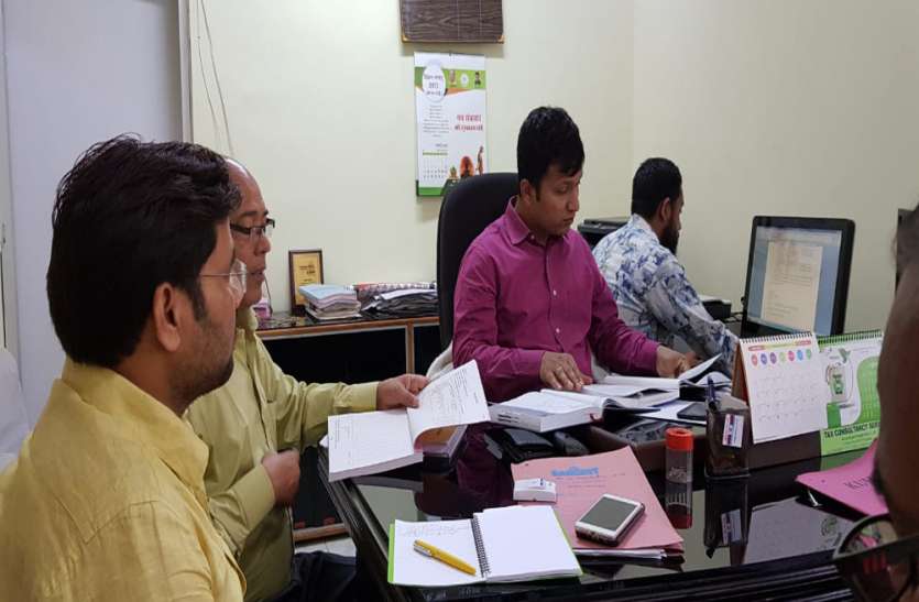 lucknow व्यय प्रेक्षक ने पांचों विधान सभाओं में नियुक्त सहायक व्यय प्रेक्षक के साथ की बैठक, दिए निर्देश
