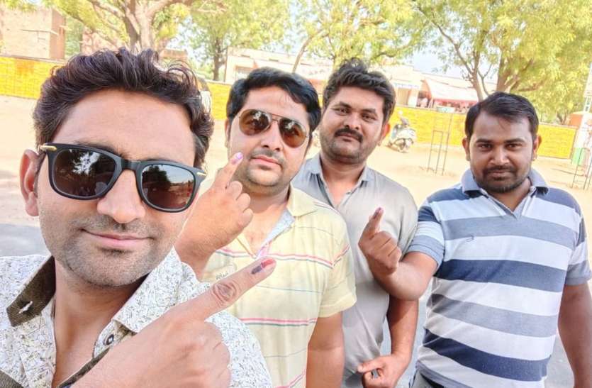 jalore news मतदान के बाद युवाओं ने ली सेल्फी, बुजुर्गों ने भी दिखाया मतदान में उत्साह