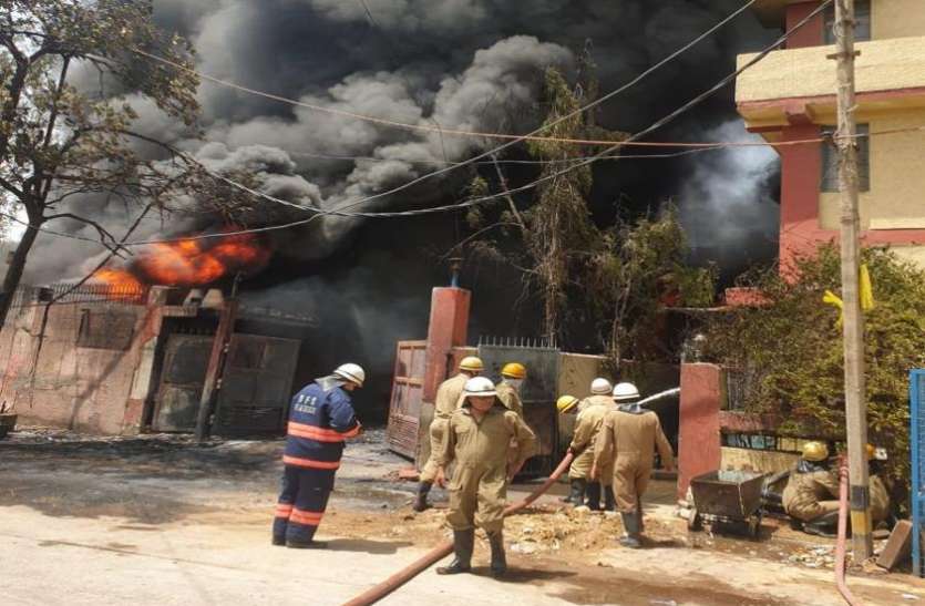 Fire दिल्ली: नारायणा की केमिकल फैक्ट्री में आग, मौके पर दमकल की 30 गाड़ियां तैनात
