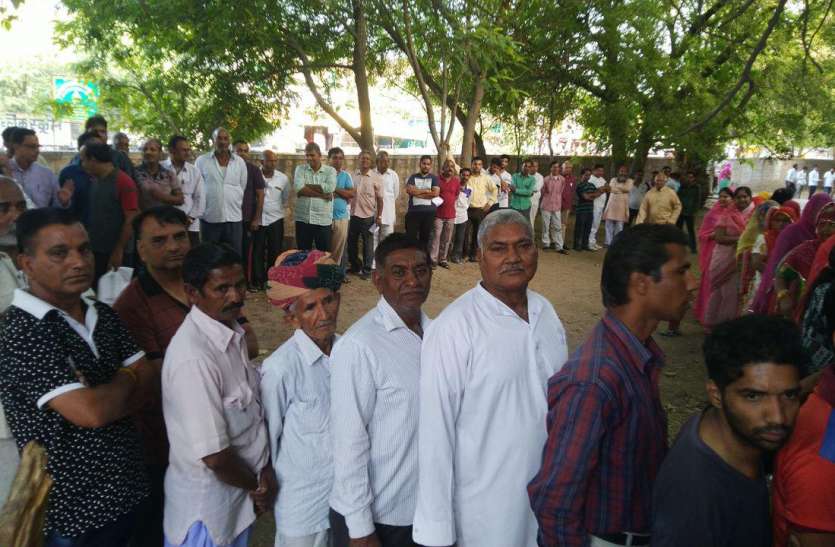 lok sabha election 2019 5th phase voting live up update Election Live : यूपी के इन स्थानों पर कहीं ईवीएम खराबी तो कहीं बूथों पर अंधेरा, लगी लम्बी लाइनें