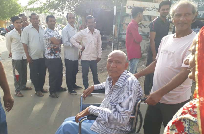 seoni गर्मी में भी मतदान का जोश, 141147 मतदाता कर चुके हैं सिवनी जिले में मतदान, लगी हैं कतार