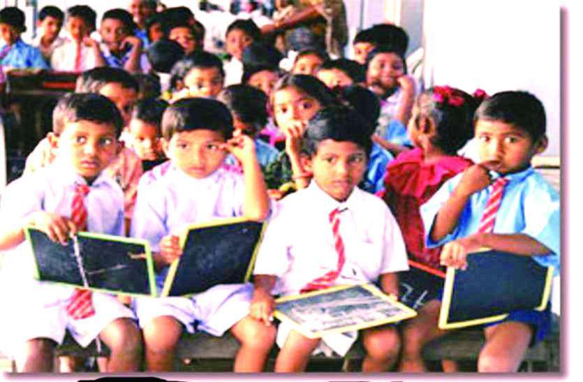 Private school बच्चों को 10 महीने पढ़ाकर साल भर की फीस वसूल रहे निजी स्कूल, लूट रहे पैरेन्ट्स