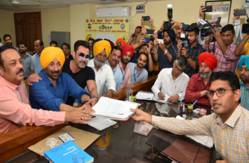 Bollywood Actor Sunny Deol filled nomination from Gurdaspur seat PHOTOS: गुरदासपुर से सन्नी देओल ने भरा परचा, रैली को भी किया संबोधित