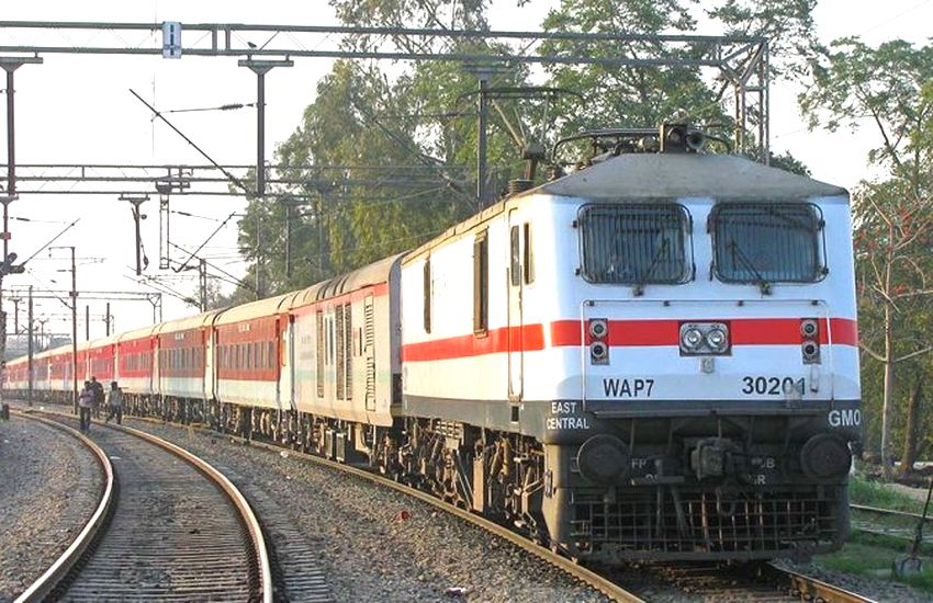 train अब यात्रा के साथ ट्रेन में कीजिए शॉपिंग, रेलवे दे रहा ये सुविधा