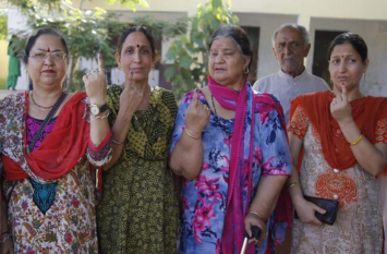 polling in Begusarai Ujiarpur Samastipur Darbhanga and Munger बिहार: चौथे चरण के तहत इन पांच संसदीय सीटों पर हुआ शांतिपूर्ण मतदान, तकरीबन साठ फीसदी वोट पड़े