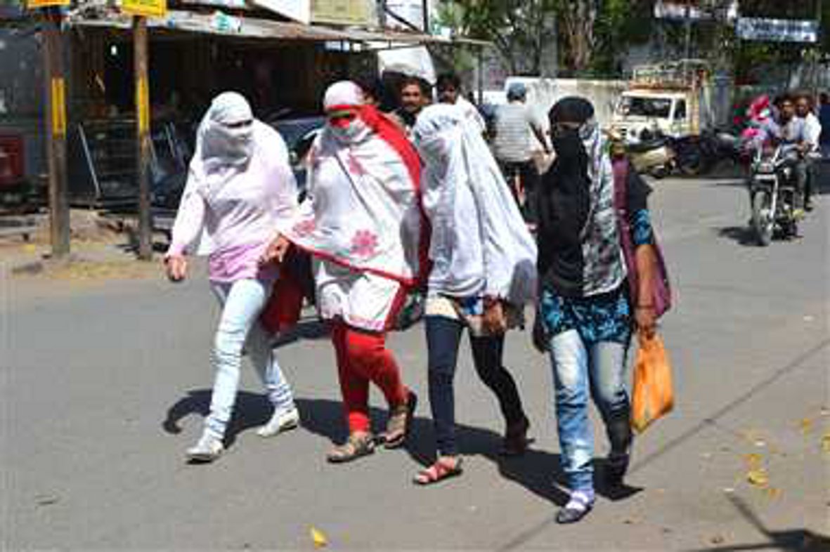 Across the mercury 45, thwarting hot winds पारा 45 के पार, झुलसा रहे गर्म हवाओं के थपेड़े