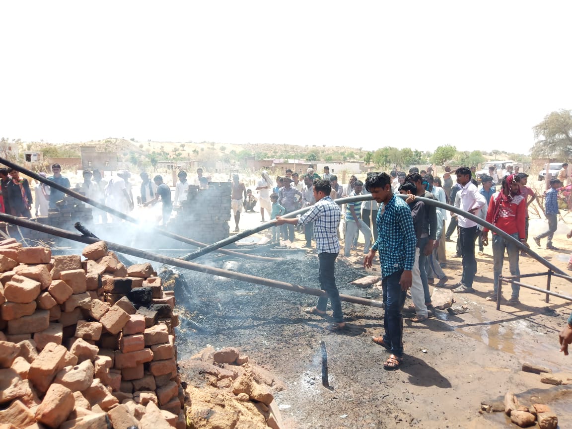 fire in home छह भाइयों के घर आग से जलकर राख