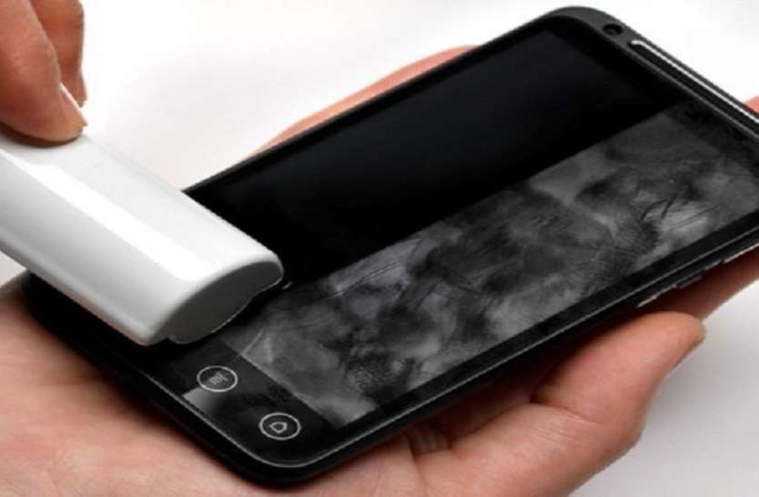 Smartphone टचस्क्रीन साफ करते समय इन बातों का रखें ध्यान, पुराना मोबाइल दिखेगा हमेशा नया
