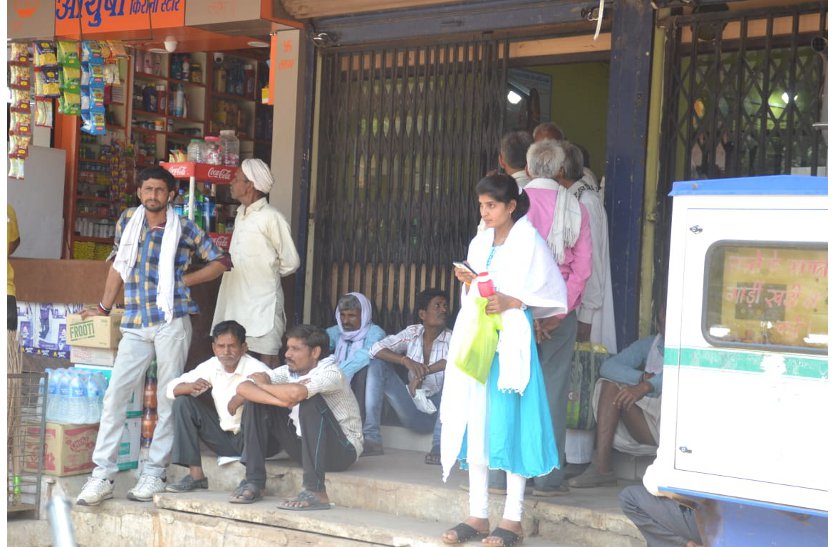 patrika news भुगतान लेने आए किसानों के लिए न कोई सुविधा ना सुरक्षा