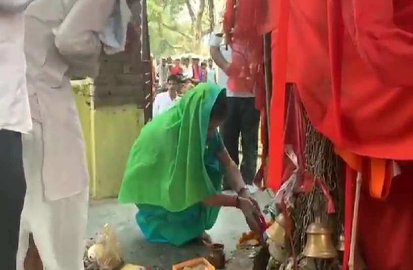 Priyanka gandhi go temple for her brother victory प्रियंका ने अमेठी में किया रोड शो, भाई की जीत के लिए मंदिर में टेका माथा