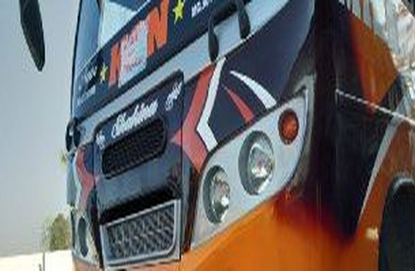 accident तेज रफ्तार यात्री बस के गेट से गिरे बुजुर्ग, गंभीर चोट से मौत