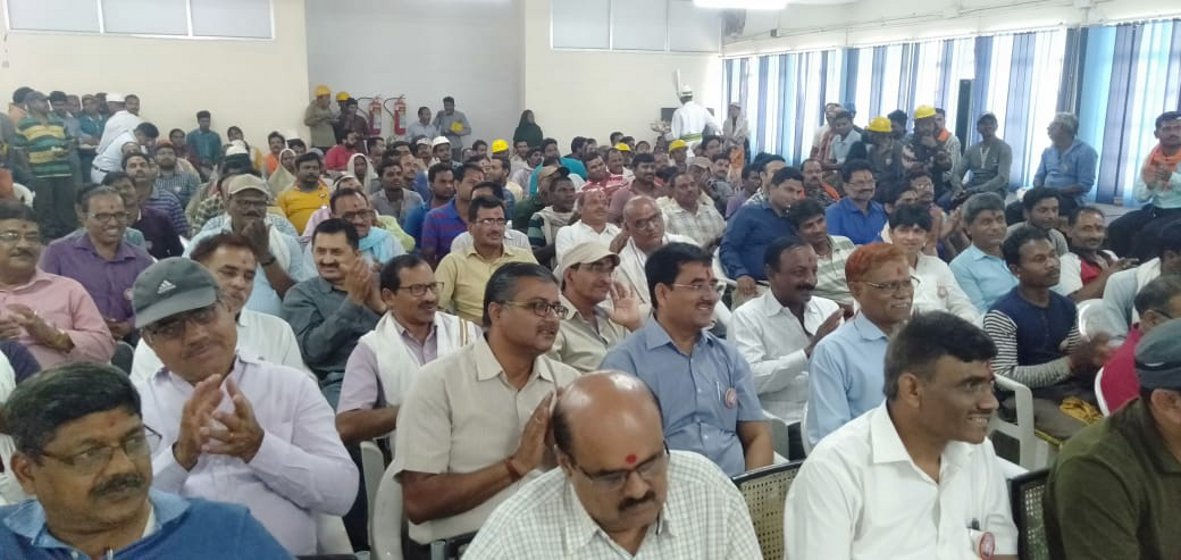 Respect of the workers done by the management प्रबंधन ने किया मजदूरों का सम्मान