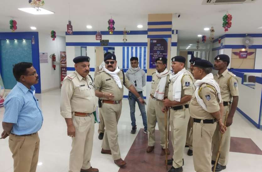 बैंक के अंदर युवक से ठग लिए 60 हजार बैंक के अंदर युवक से ठग लिए 60 हजार