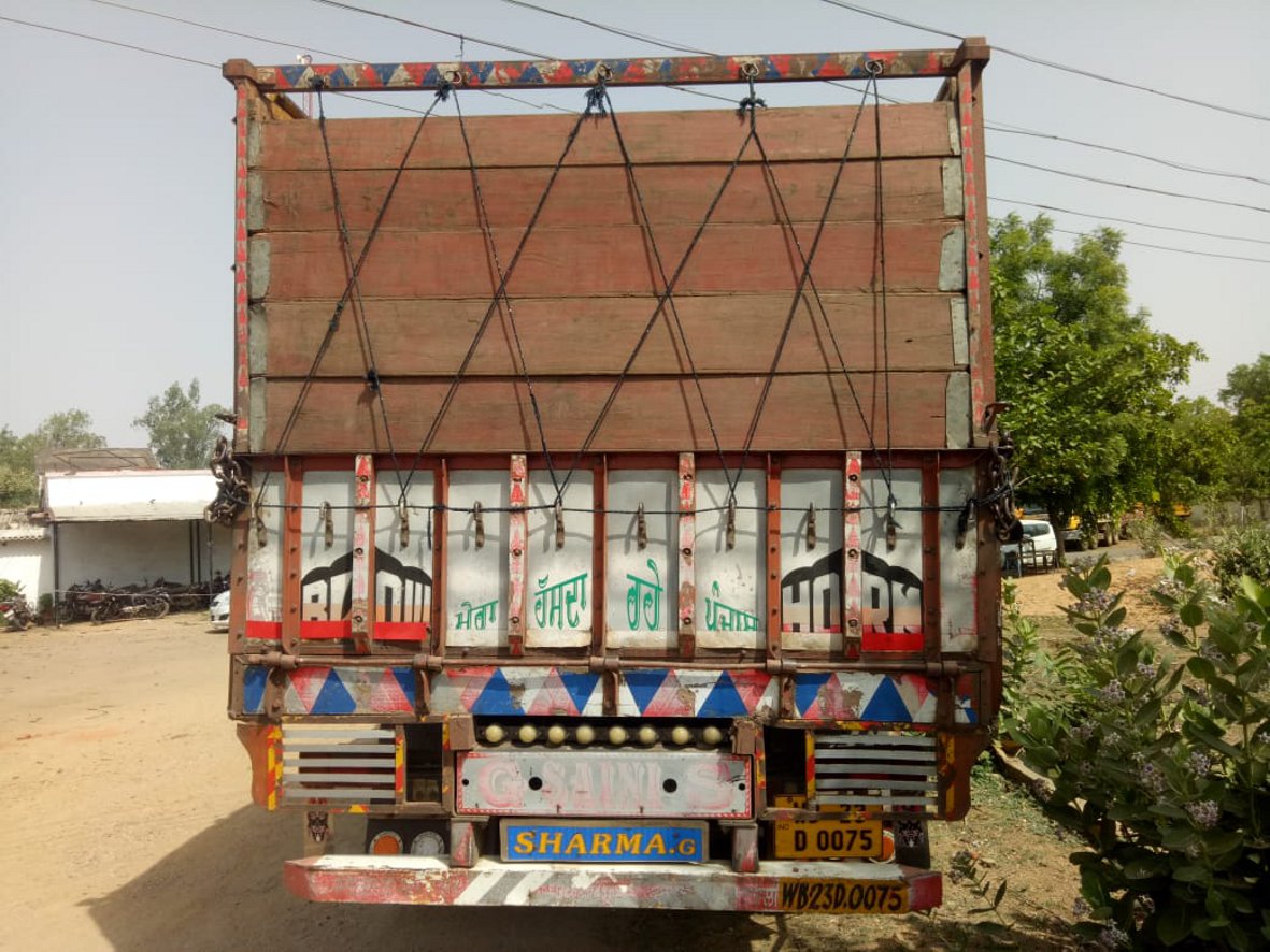 Seized eight hundred cylinders loaded in two trucks दो ट्रकों में लोड आठ सौ सिलेण्डर जब्त