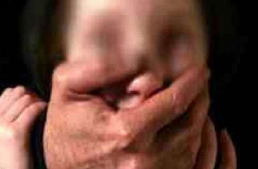 rape with minor girl स्कूल से लौट रही 8 वर्षीय मासूम को अंजान शख्स ने दबोचा, करने जा रहा था ये गंदी हरकत, तभी निकल गई चीख और फिर...