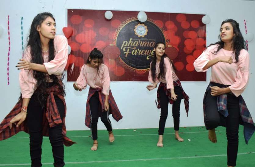 Fairway Party in the Pharmacy Department of AKS University सीनियर्स-जूनियर्स ने मचाया धमाल