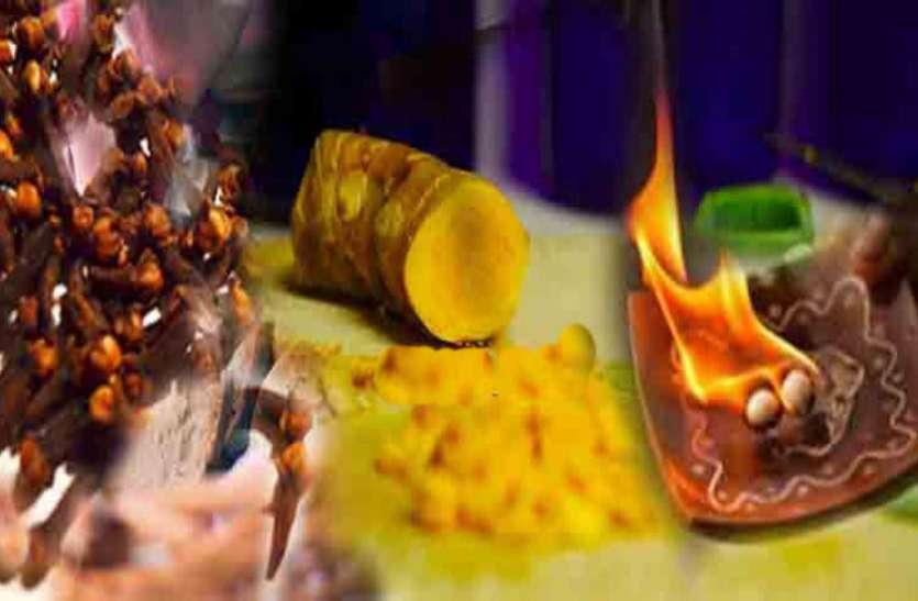 camphor totka पैसों की दिक्कत से हैं परेशान तो चुपचाप करें कपूर से ये काम, जल्द मिलेगा फायदा