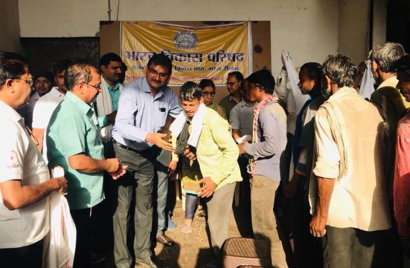 Bharat Vikas Parishad भारत विकास परिषद ने गर्मी में बांटे गमछे