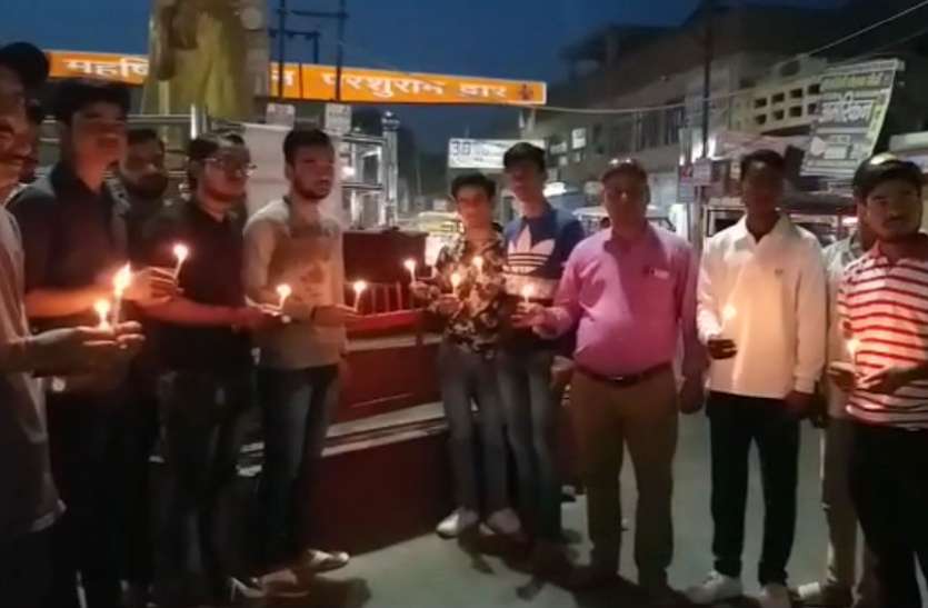 candle march महाराष्ट्र ब्लास्ट: हमले में हुए शहीदों को सुहागनगरी में कुछ इस तरह दी गई श्रद्धांजलि, देखें वीडियो